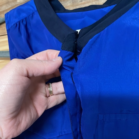 J.Crew Size 4 Blue with Navy Sleeveless Silk Button Down Blouse with pockets - Picture 4 of 8